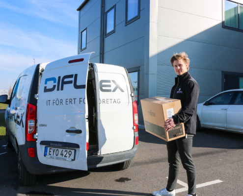 Våra nya medarbetare Jacob jobbar med IT-support på plats genom att göra fina leveranser av datorhårdvara
