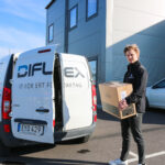 Våra nya medarbetare Jacob jobbar med IT-support på plats genom att göra fina leveranser av datorhårdvara