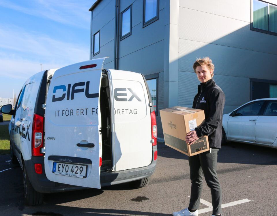 Våra nya medarbetare Jacob jobbar med IT-support på plats genom att göra fina leveranser av datorhårdvara