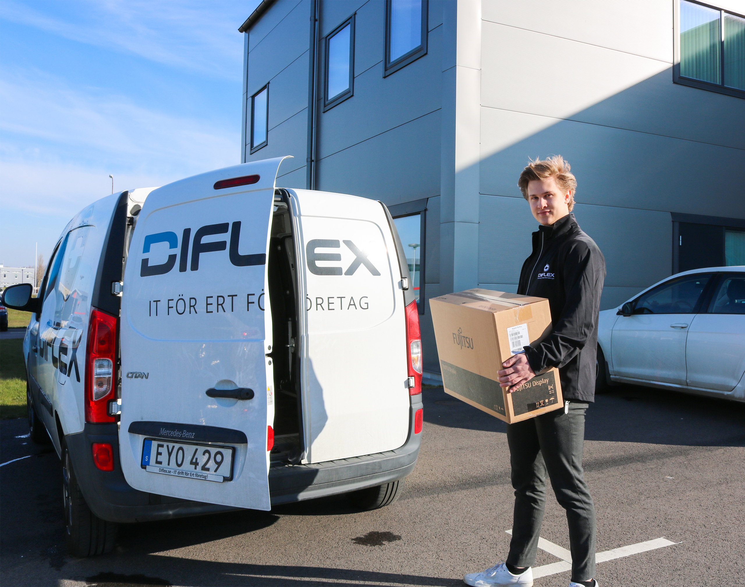 Våra nya medarbetare Jacob jobbar med IT-support på plats genom att göra fina leveranser av datorhårdvara